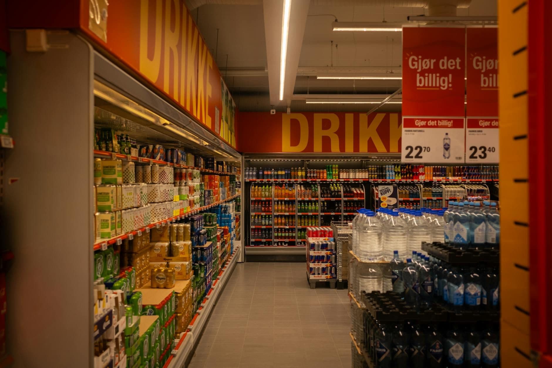 Rayon de magasin équipé de stop-rayons et de balisage imprimé