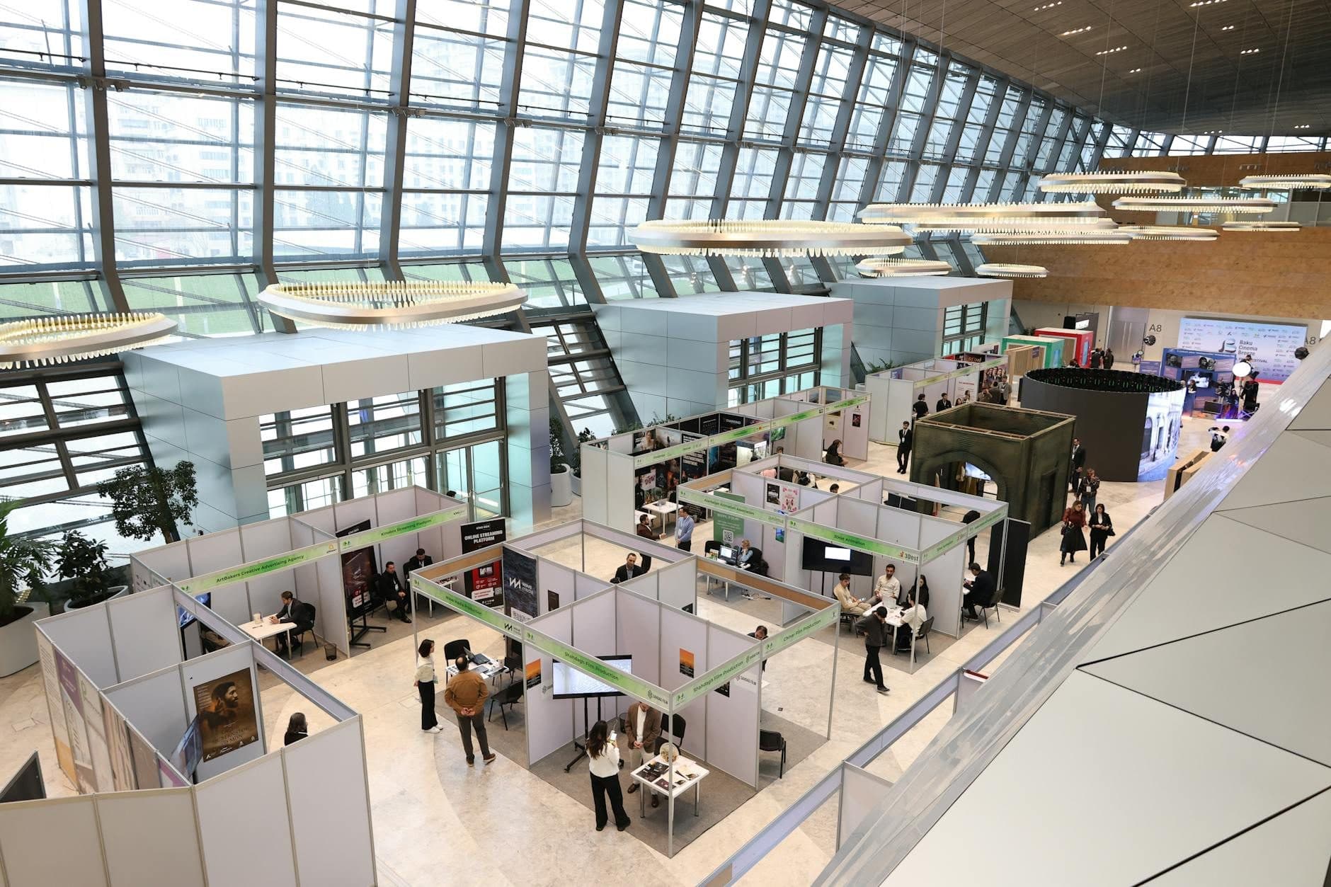 Allée de stands montés dans un hall de salon professionnel